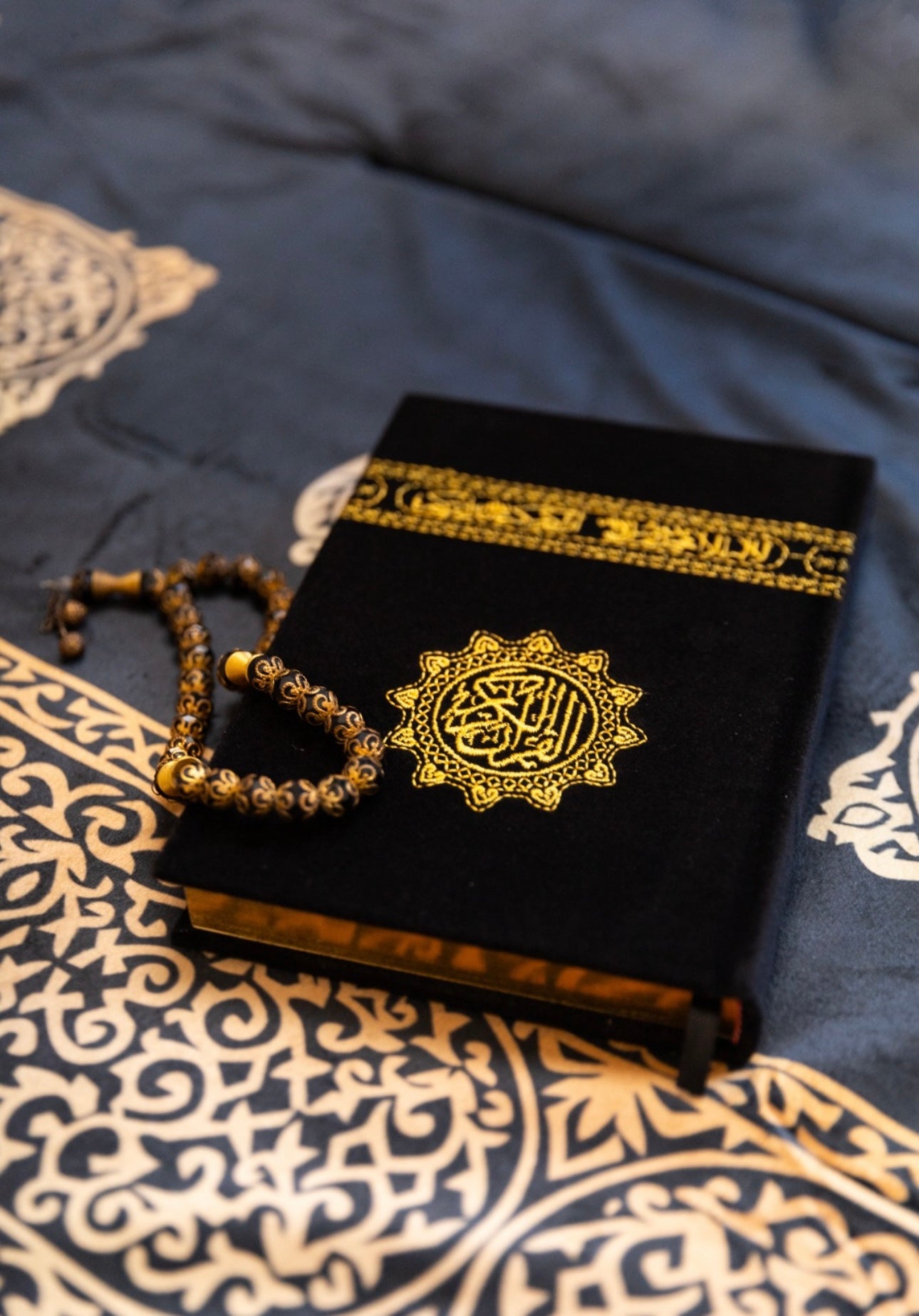 مصحفين كسوة الكعبه المقاس الكبير TWO LARGE KISWA QURAAN BOOKS