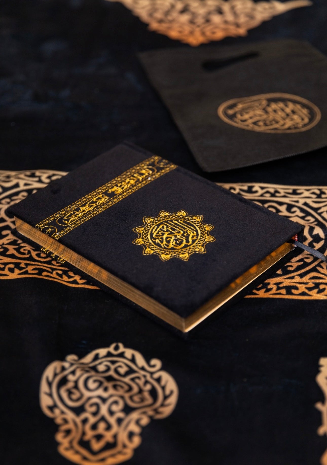 كرتون عشر مصاحف كسوة الكعبه المقاس الكبير TEN LARGE KISWA QURAAN BOOKS