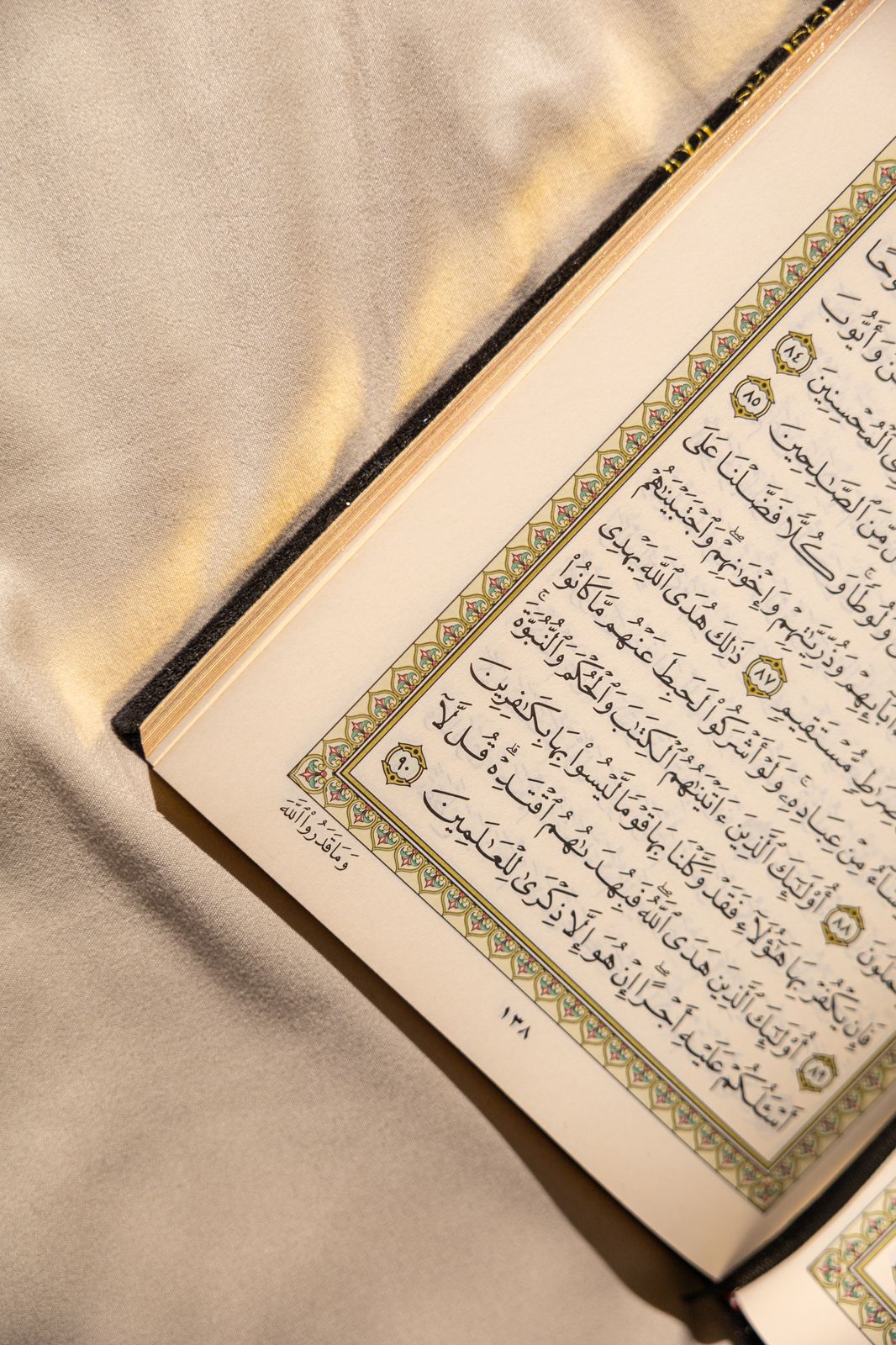 خمس مصاحف كسوة الكعبه المقاس الوسط FIVE MEDIUM KISWA QURAAN BOOKS