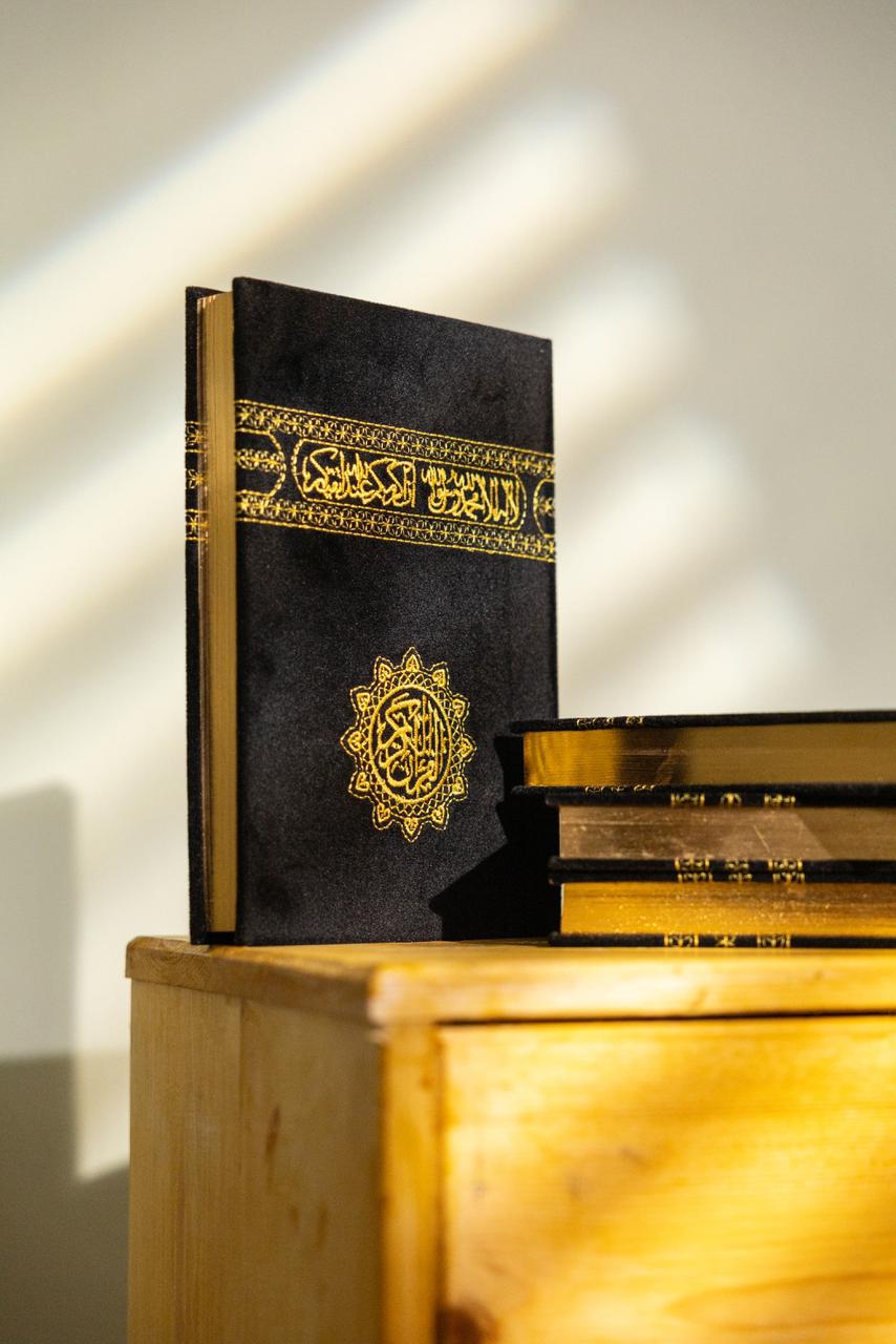 خمس مصاحف كسوة الكعبه المقاس الوسط FIVE MEDIUM KISWA QURAAN BOOKS